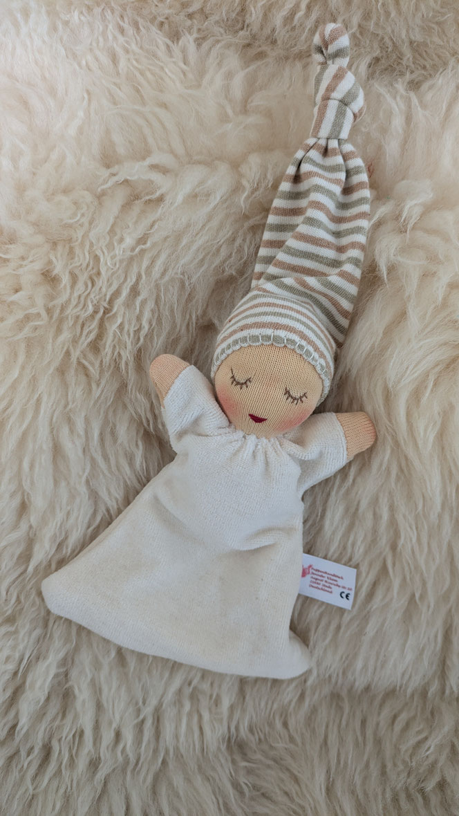 Nuckelpüppchen, Geburtsgeschenk, Taufgeschenk, erste Puppe, Greifling, Waldorfart, handgemachte Stoffpuppe kaufen, eigene Puppe herstellen lassen, Puppe anfertigen lassen, die aussieht wie mein Kind, bio-faire Naturmaterialien, Puppenhandwerk, ökologisch