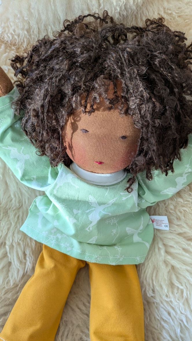 schwarze Puppe, afrodeutsche Puppe, Vielfalt und Repräsentation im Kinderzimmer, diverse Puppen, Empowerment, handgemachte Stoffpuppe kaufen, Waldorfart, individuelle Wunschpuppe, eigene Puppe herstellen lassen, die aussieht wie mein Kind, Puppenjunge
