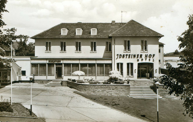 Der "Idsteiner Hof" wurde 1957 durch die Fa. Merz errichtet.