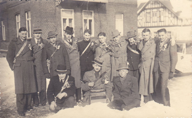 Musterung 1942 (Jahrgang 1924). Walter unten rechts