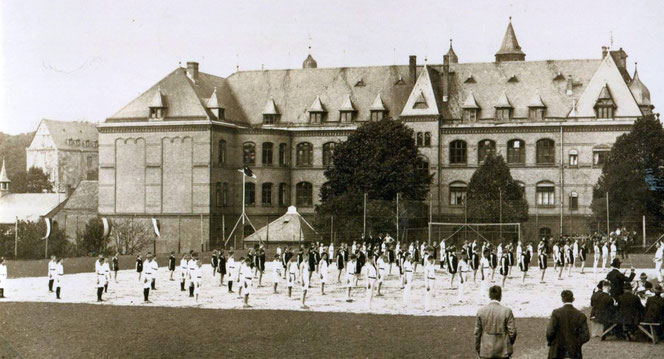 Turnfest in den 20er Jahren auf dem Sportplatz hinter der Baugewerksschule.