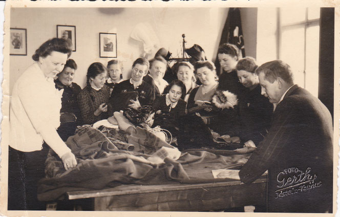 Stoffsammlung in Idstein für die Soldaten an der Front 1942. Das Mädchen in der Mitte Karls spätere Frau Käthe Schmidt