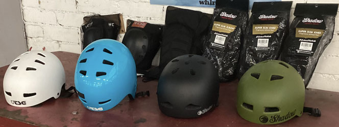 Wir haben einiges an Safety-Gear im Hause. Ob für BMX,Scooter,Skateboard oder Rollschuhe, wir haben alles am Start für Klein bis Groß! Schaut vorbei und lasst euch beraten.