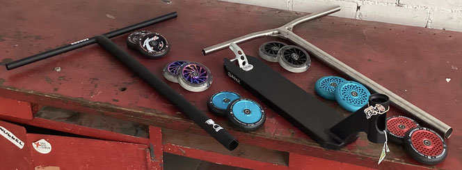 Darunter befindet sich auch das heissbegehrte Apex 4,5" Stunt-Scooter Deck in Schwarz! Die Root Industries Honeycore und Lotus Wheels in 110mm, Fullcore Wheels in 110mm und Striker Zenue in110mm sind auch wieder am start.Titan-Bars natürlich auch!