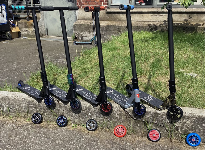 Wir haben von Anaquda den Shiva Scooter in allen Farben wieder auf Lager! Dazu haben wir noch den V8 Park in der Farbe Urban Snake-bite reinbekommen. Neue Wheels sind auch am start. Kommt Vorbei!