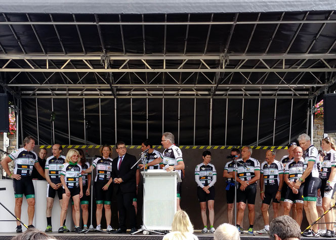 Unsere Prominenten aus Sport und Politik machen sich bereit, die Spenden beim Stopp in Bingen/Rhein in Empfang zu nehmen. Erkennt Ihr Guido Kretschmer, Ellen Wessinghabe, Eberhard Gienger, Nicole Faust, Frank Hartmann, Norbert Schramm....?!