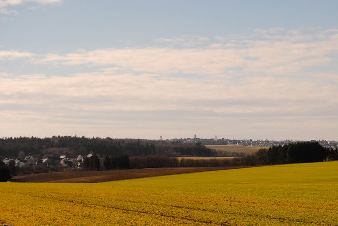 Am Horizont erkennt man die Türme von Kirchberg. Vorne links im Bild liegt die Ortschaft Rödern.