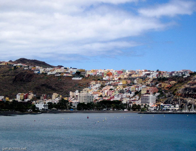 Blick vom Hafen auf Sant Sebastián, die Hauptstadt von La Gomera