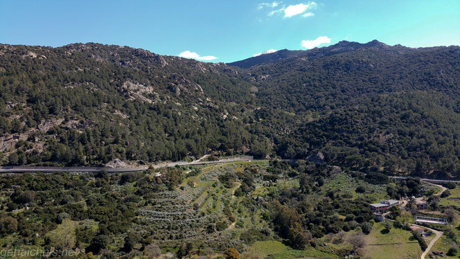 Die Straße schlängelt sich hinauf nach Nuoro