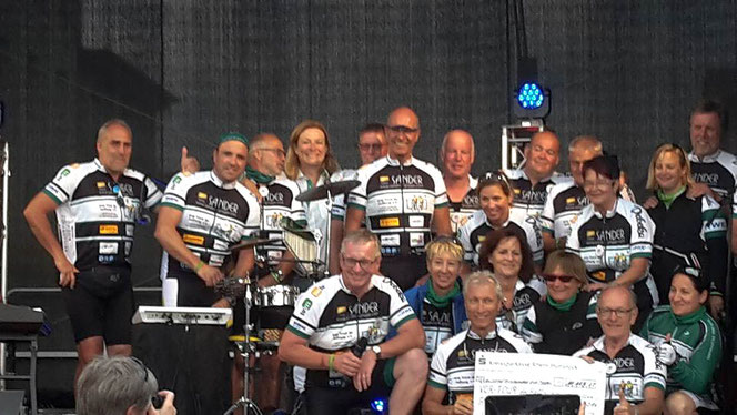 Wir "Rhein-Hunsrück-Kümmerer" übergeben unsere Spenden an die VOR-TOUR der Hoffnung