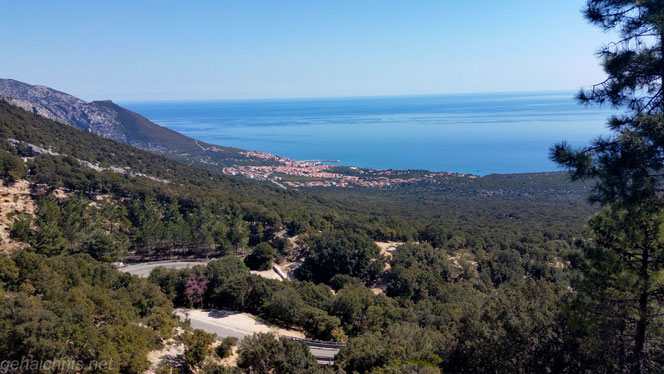 Im Vordergrund erkennt man die Panoramasstraße hinab nach Cala Gonone unten an der Küste