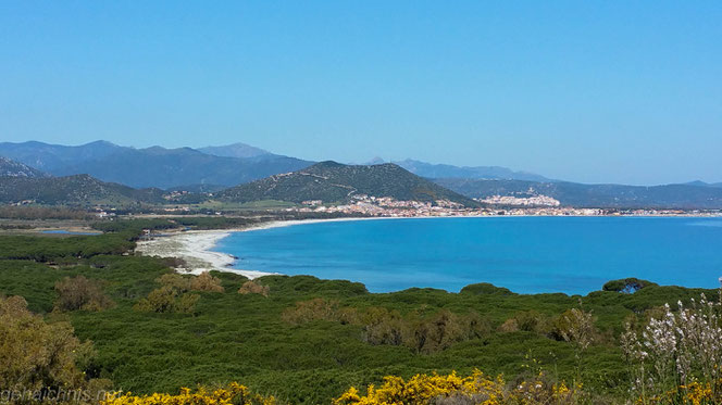 Der 10 km lange Strand von La Caletta reicht bis Santa Lucia