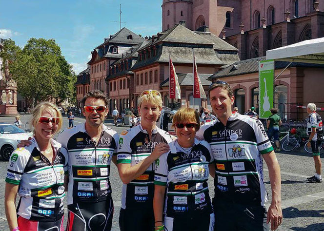 Wir bekommen den Reisesegen zum Start der VOR-TOUR der Hoffnung 2016 im Mainzer Dom St. Martin. Mit dabei Marcel Wüst und Britta Unsleber.