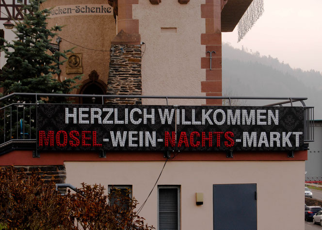 In Trarbach angekommen, werde ich schon herzlich zum Wein-Nachts-Markt willkommen geheißen
