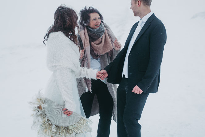 Diese Hochzeit fand am Dobratsch bei starkem Wind statt . Ich liebe solche Herausforderungen. Egal bei welchem Wetter - ihr könnt euch auf mich verlassen. Ich bin an eurer Seite!