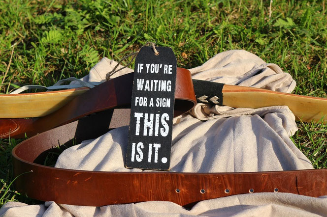"If you're waiting for a sign - this is it." Oft warten wir einfach nur auf ein Zeichen, um den ersten Schritt zu wagen.