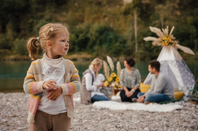 Hier am Bild sieht man ein Kinderwillkommensfest - im familiären Rahmen, herzlich, kindgerecht und voll Freude.