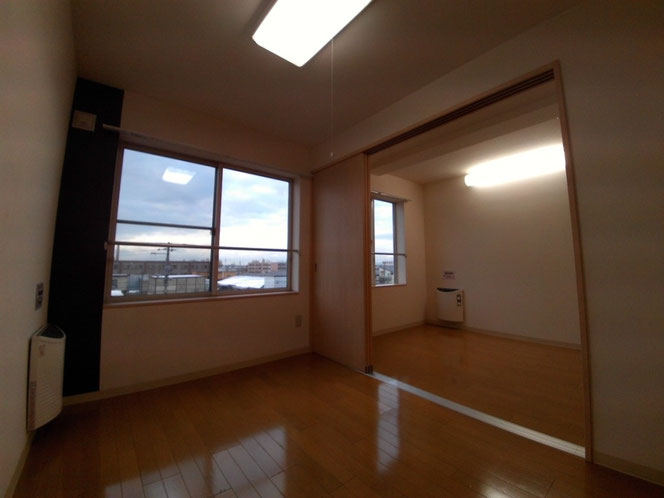 洋室4.3帖と洋室4.4帖の間に引き戸~♪ 解放的に広々としたお部屋にもできて、さらに明るい!