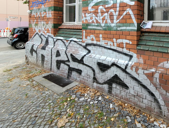 Das Entfernen von Graffiti von denkmalgeschützten Backsteingebäuden erfordert besondere Sorgfalt - Graffitientfernung - Denkmalschutz - Backsteinhaus - Fassade - Bild MS/Blockhauslexikon