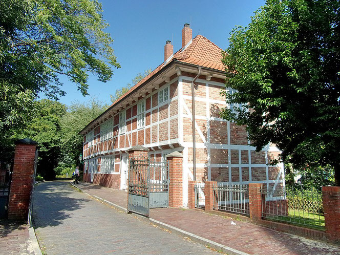 Toranlage am Eingang zum Schloss Ritzebüttel in Cuxhaven, Niedersachsen. Das ehemalige Wachgebäude diente als Polizeiwache, Untersuchungsgefängnis und Wohnsitz des diensthabenden Gefängniswärters. Heute befindet sich hier ein Ticketbüro für Veranstaltunge
