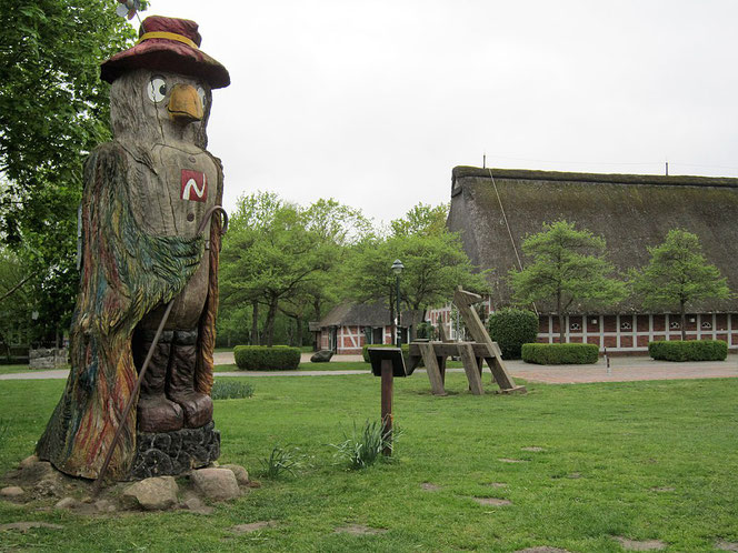 Die Holzskulptur "Willie Wandervogel" wurde 2015 auf einer Wiese zwischen dem "Haus am See" und dem Vörder See im Natur- und Erlebnispark Bremervörde aufgestellt.