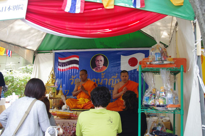 タイのお坊さんが祈祷、お経を唱える光景。在日タイ人、日本人もお寺のブースに。「第14回 タイ・フェスティバル2013年 東京・代々木」の会場写真