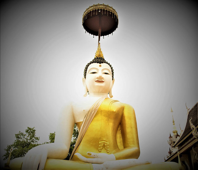 【Chiang Mai / Thailand】タイ王国・チェンマイの寺院にて撮影。白い大仏様。タイ出張旅行時の写真。