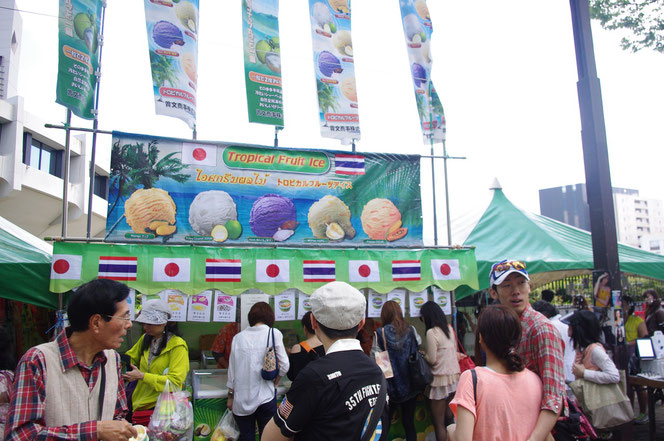 タイのアイスクリームのお店。日本とタイの国旗がとても印象的。「第14回 タイ・フェスティバル2013年 東京・代々木」の会場写真