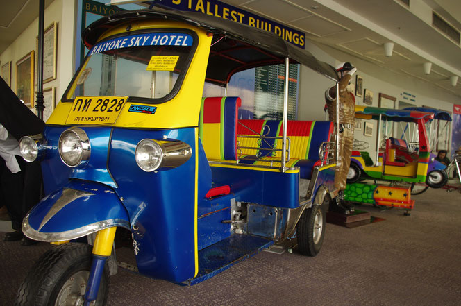 ブルーとイエローツートンカラーのバンコク名物の現役を引退したTUKTUK（トゥクトゥク）。バイヨークスカイホテルの展示スペースでの写真。【バンコク ピクチャー】  タイ王国の首都・バンコクの旅行（出張）写真ブログ