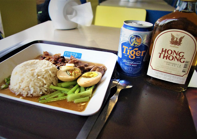 タイガービール、hong thong（タイウイスキー）とタイ料理の写真