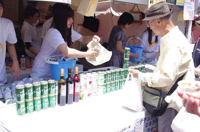 タイ直輸入のお酒がいっぱい。タイのお酒が飛ぶように売れる光景。「第14回 タイ・フェスティバル2013年 東京・代々木」の会場写真