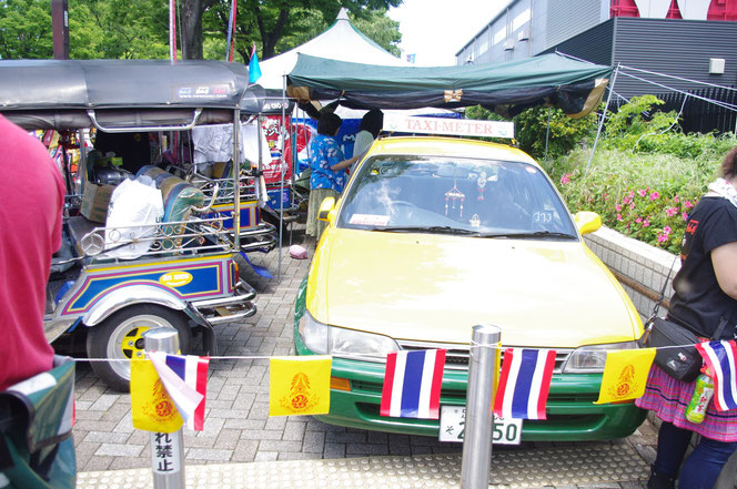 バンコクで見かけるグリーンと黄色のツートンカラーのタクシー、TUKTUK。「第14回 タイ・フェスティバル2013年 東京・代々木」の会場写真