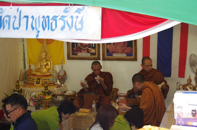 タイのお寺のタイフェス会場ブース。タイ人のお坊さんと仏像。タイのお寺の雰囲気「第14回 タイ・フェスティバル2013年 東京・代々木」の会場写真