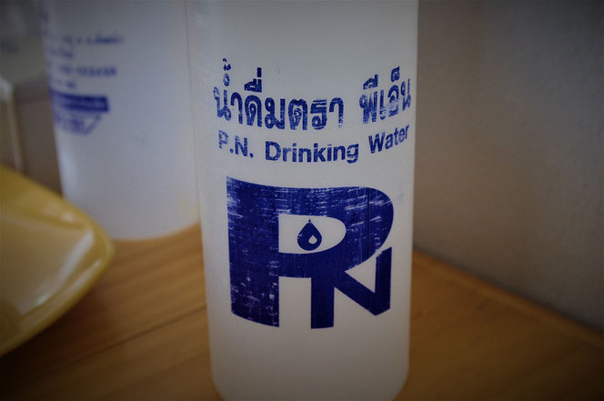 タイのドリンキングウォーター（飲料水）のペットボトルの写真。タイ出張旅行時チェンマイにて撮影