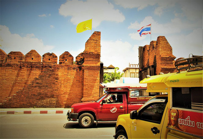 タイ王国・チェンマイの写真 ソンテウ2台 タイ出張旅行の写真