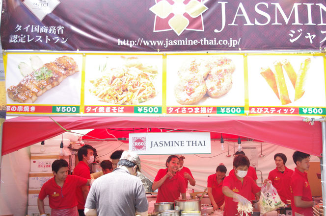 タイ料理屋台写真。タイ焼きそば＝パッタイ 。シンハービールやチャーンビールと一緒に食べると最高です。「第14回 タイ・フェスティバル2013年 東京・代々木」の会場写真