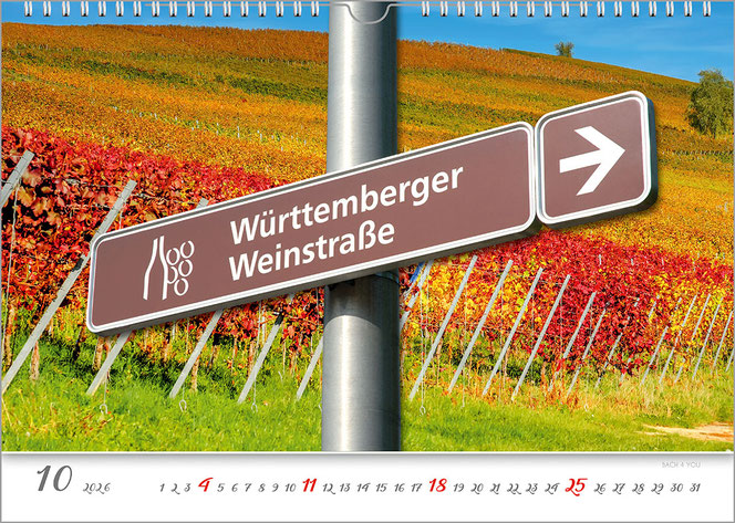 Ein Kalenderblatt. Vor einem Weinberg, der in allen Farben leuchtet, ist nah ein Schild WÜRTTEMBERGER WEINSTRASSE zu sehen. Der Mast durchteilt das Bild mittig, unten ist auf Weiß das Kalendarium.