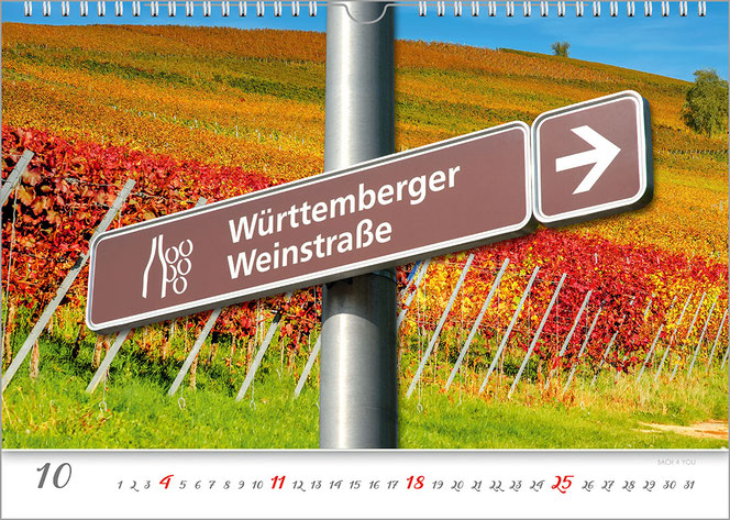 Ein Kalenderblatt. Vor einem Weinberg, der in allen Farben leuchtet, ist nah ein Schild WÜRTTEMBERGER WEINSTRASSE zu sehen. Der Mast durchteilt das Bild mittig, unten ist auf Weiß das Kalendarium.