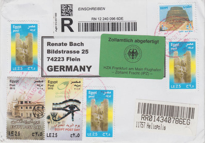 Ein Briefumschlag mit vielen bunten Briefmarken aus Ägypten, adressiert an den Bach-Shop. Ein großes grünes Zoll-Etikett ist in der Mitte.