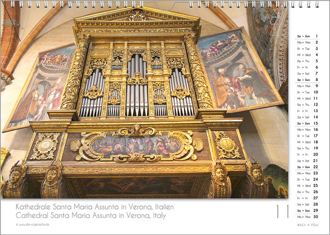 Eine ungewöhnliche Orgel in Hellblau, Gold und Silber. Es ist der November im Orgelkalender. Rechts ist das Kalendarium von oben bis unten. Unten ist ein weißes Feld und in ihm stehen Name der Kirche und die passende Stadt.