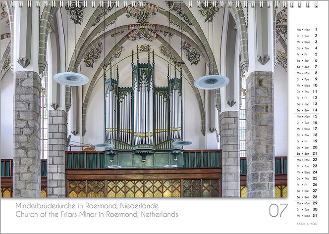 Juli im Orgelkalender. Man sieht rechts und links moderne betonartige Pfeiler im Krichenschiff. Im Hintergrund ist die Orgel in Silber. Rechts von oben bis unten ist das Kalednaroium, in den unteren 15 % ist in einem weißen Feld der Name der Kirche .