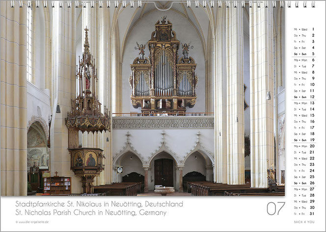 Juli im Orgelkalender. Man sieht rechts und links moderne betonartige Pfeiler im Krichenschiff. Im Hintergrund ist die Orgel in Silber. Rechts von oben bis unten ist das Kalednaroium, in den unteren 15 % ist in einem weißen Feld der Name der Kirche .