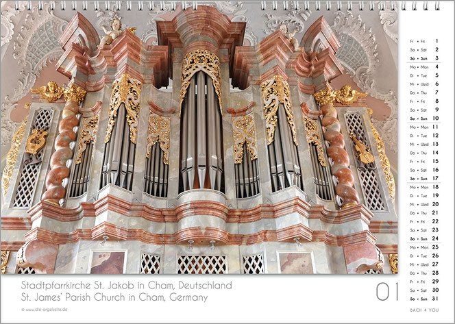 Das Januar-Blatt in einem Orgel-Kalender im Bach-Shop. Man ist sehr nahe an der Orgel und blickt steil hinauf. Rechts ist das Kalendarium, unten in einem weißen Feld steht der Name und der Standort der Kirche.
