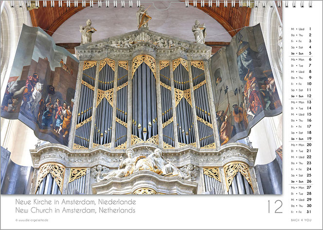 Der Dezember im Orgelkalender. Es ist eine Orgel mit hellroten Bereichen. Sonst ist sie gold und silber. Die Wände der Kirche sind weiß. Rechts ist das Kalendarium auf weißen Feld, unten ist in Hellgrau der Name der Kirche und die passende Location.