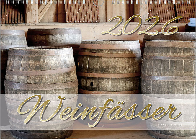 Es ist ein Weinkalender im Querformat. Man sieht im kompletten Bild historische Weinfässer aus Holz. Oben rechts in Gold ist das Jahr, unten mittig ist in einem milchigen Band der Kalendertitel.