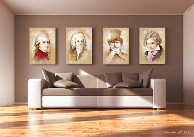 Auf einem Parkettboden steht eine beige/hellbraune Couch vor einer braunen Wand. Auf dem Sofa sind Kissen. An der Wand hinter der Couch hängen vier Leiwnandposter: Mozart, Bach, Verdi und Beethoven.