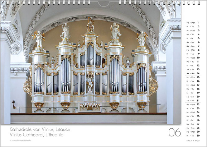 Juni im Orgelkalender des Bach-Shops. Man blickt einige Meter im Kirchenschiff tiefer auf sie. Sie ist ein purer Mix aus Silber und Gold. Links ist eine traiumhafte Kanzel aus Holz. Rechts ist das Impressum, unten, in einem weißen Feld, in Grau der Titel.
