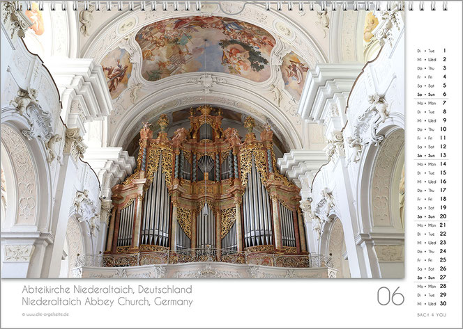 Juni im Orgelkalender des Bach-Shops. Man blickt einige Meter im Kirchenschiff tiefer auf sie. Sie ist ein purer Mix aus Silber und Gold. Links ist eine traiumhafte Kanzel aus Holz. Rechts ist das Impressum, unten, in einem weißen Feld, in Grau der Titel.