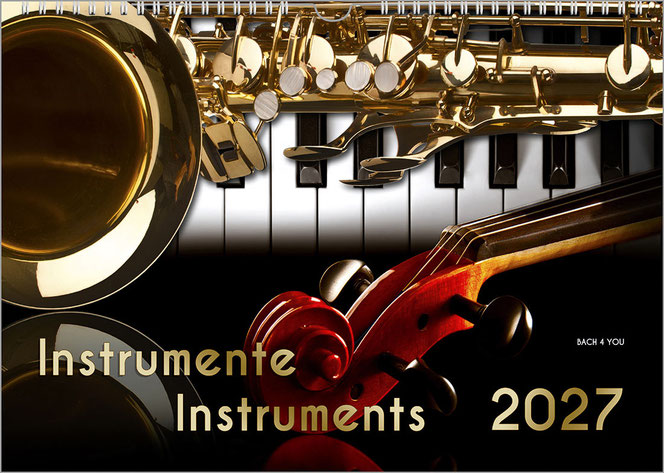 Vor einem schwarzen Untergrund ist die Tastatur eines Klaviers, der Hals einer Geige und die Knöpfe eines Blechinstruments zu einer Collage fotografiert. Unten links steht in Gold der Titel, unten rechts die Jahreszahl.