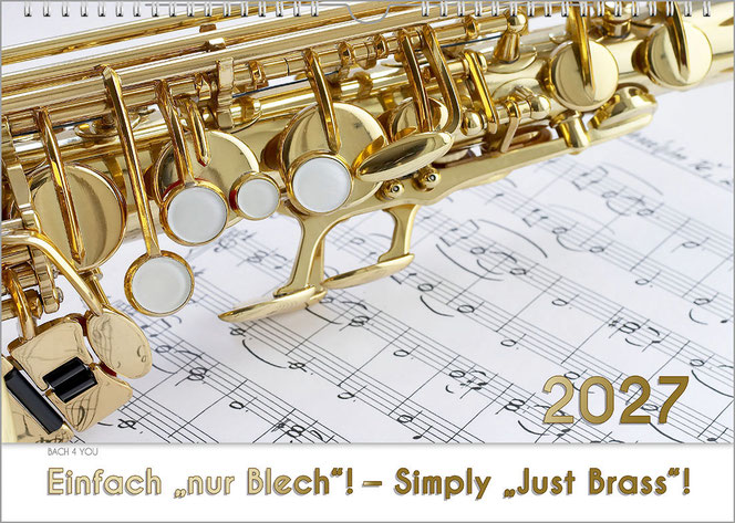 Ein Musikkalender und ein Instrumenten-Kalender. Ein Saxophon liegt auf einem weißen Blatt mit Notenlinien und Noten. Es ist ein Foto in Gold und Weiß. Unten im Motiv ist die rechts Jahreszahl, in einem weißen Feld unter dem Foto ist der Kalendertitel.